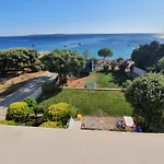 Family Iris 20m From The Beach, In * Mandre