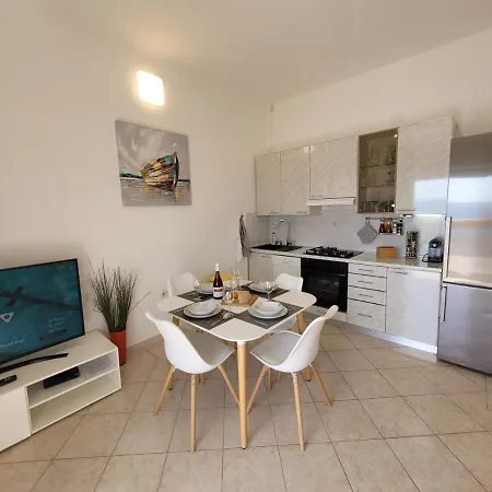 Апартаменты Family Iris 20m From The Beach, In Мандре