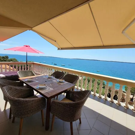 Family Iris 20m From The Beach, In Apartment *