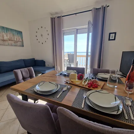 Апартаменты Family Iris 20m From The Beach, In Мандре