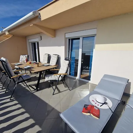 Апартаменты Family Iris 20m From The Beach, In Мандре