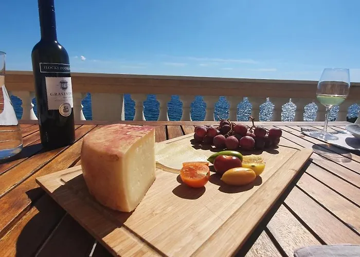 Family Iris 20m From The Beach, In