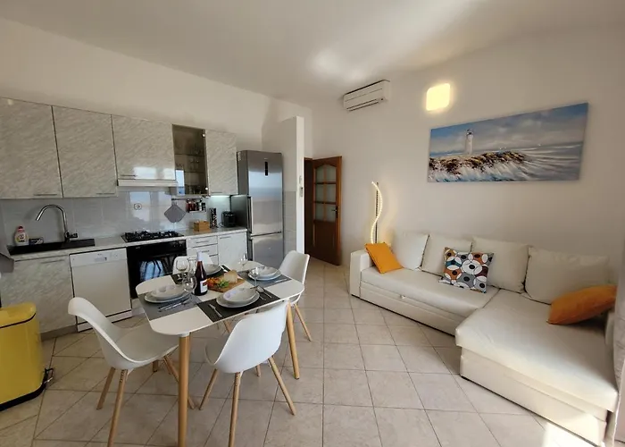 Family Iris 20m From The Beach, In * Mandre