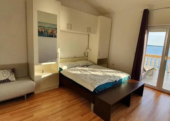 Family Iris 20m From The Beach, In