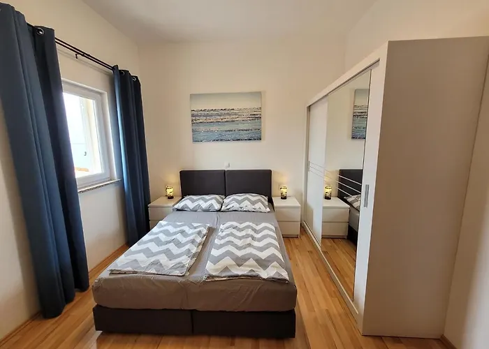 Апартаменты Family Iris 20m From The Beach, In