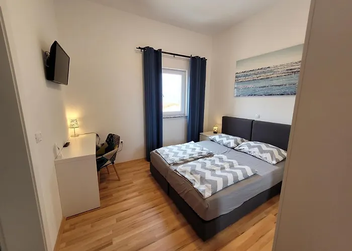 Family Iris 20m From The Beach, In