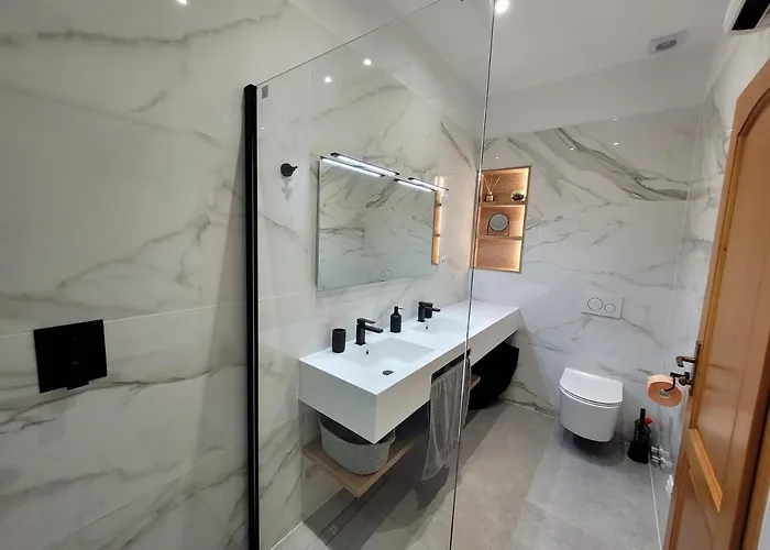 Family Iris 20m From The Beach, In