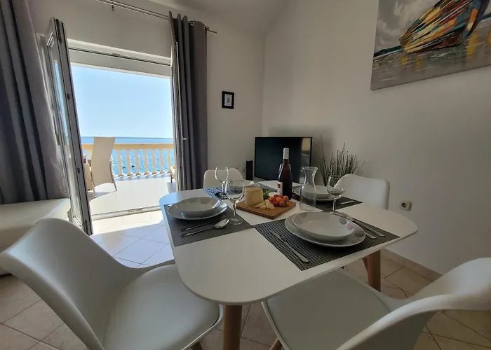 Family Iris 20m From The Beach, In شقة